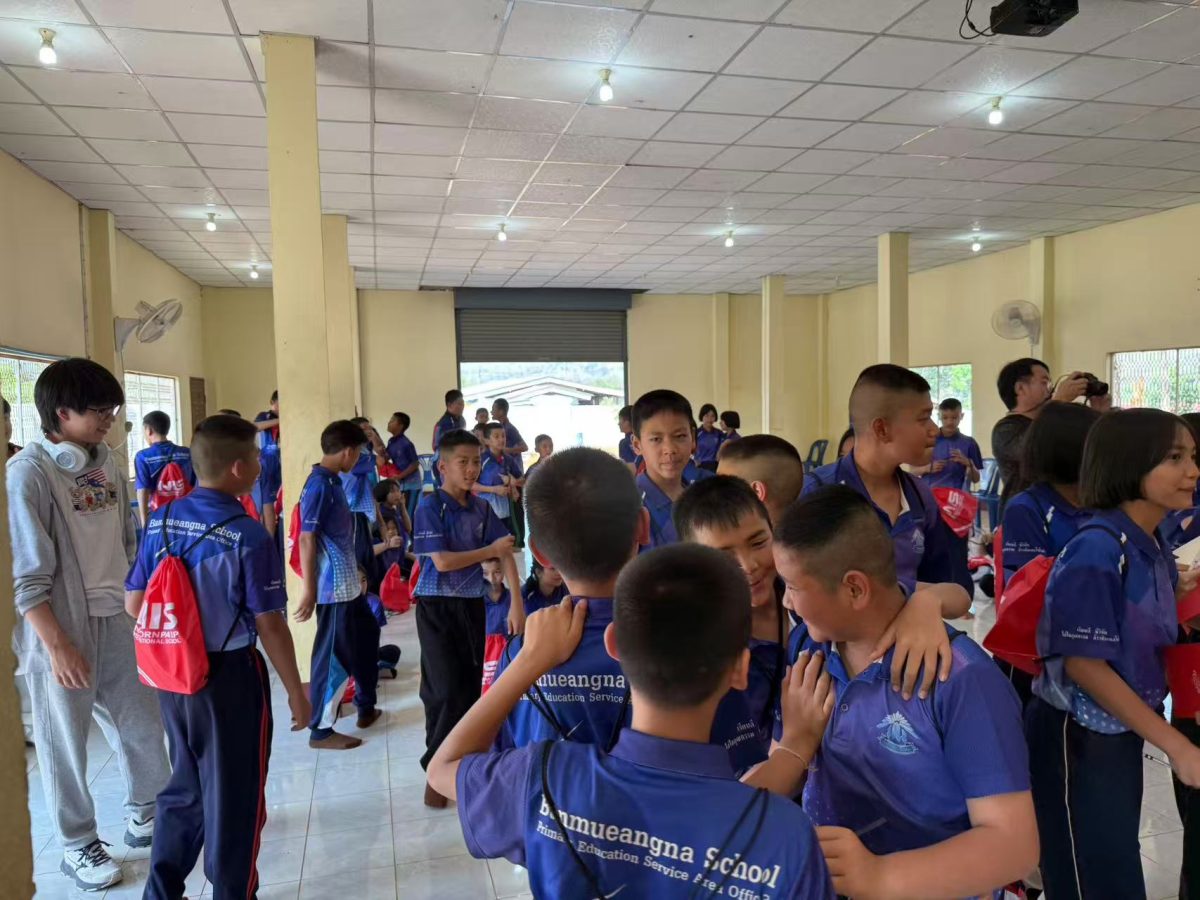 G11 Students Bring English to Baan Meung Na School